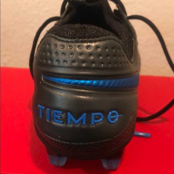 Soccer cleats - Picture 3 of 5